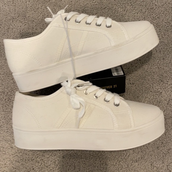 Forever 21 women’s white canvas platform shoes. NWT size 9 - Picture 3 of 8